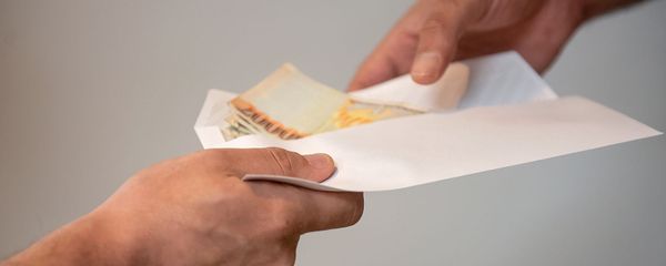 Передача конверта с деньгами - Sputnik Արմենիա