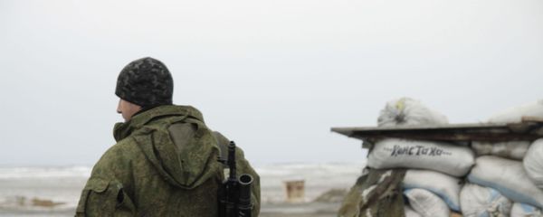 Ополченец на блок-посту в поселке Енакиево в Донецкой области. - Sputnik Армения