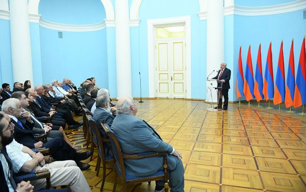 ՀՀ Ազգային արխիվի տնօրեն Ամատունի Վիրաբյանը ՀՀ Ազգային արխիվի տնօրեն Ամատունի Վիրաբյանը - Sputnik Արմենիա