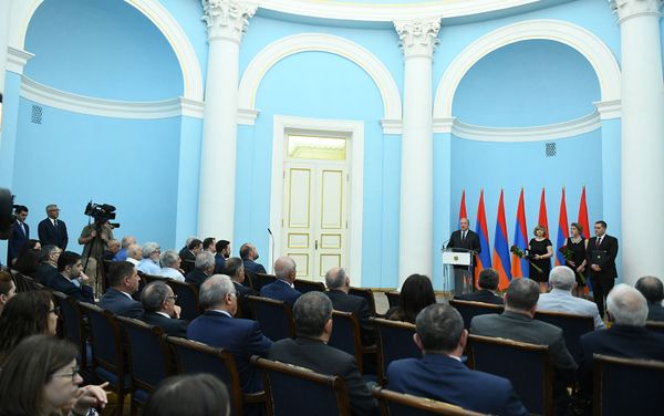 Նախագահ Արմեն Սարգսյանը Արման Կիրակոսյանի Պատվո շքանշանը հանձնել է երջանկահիշատակ Արման Կիրակոսյանի ընտանիքի անդամներին:
Նախագահ Արմեն Սարգսյանը Արման Կիրակոսյանի Պատվո շքանշանը հանձնել է երջանկահիշատակ Արման Կիրակոսյանի ընտանիքի անդամներին:
- Sputnik Արմենիա