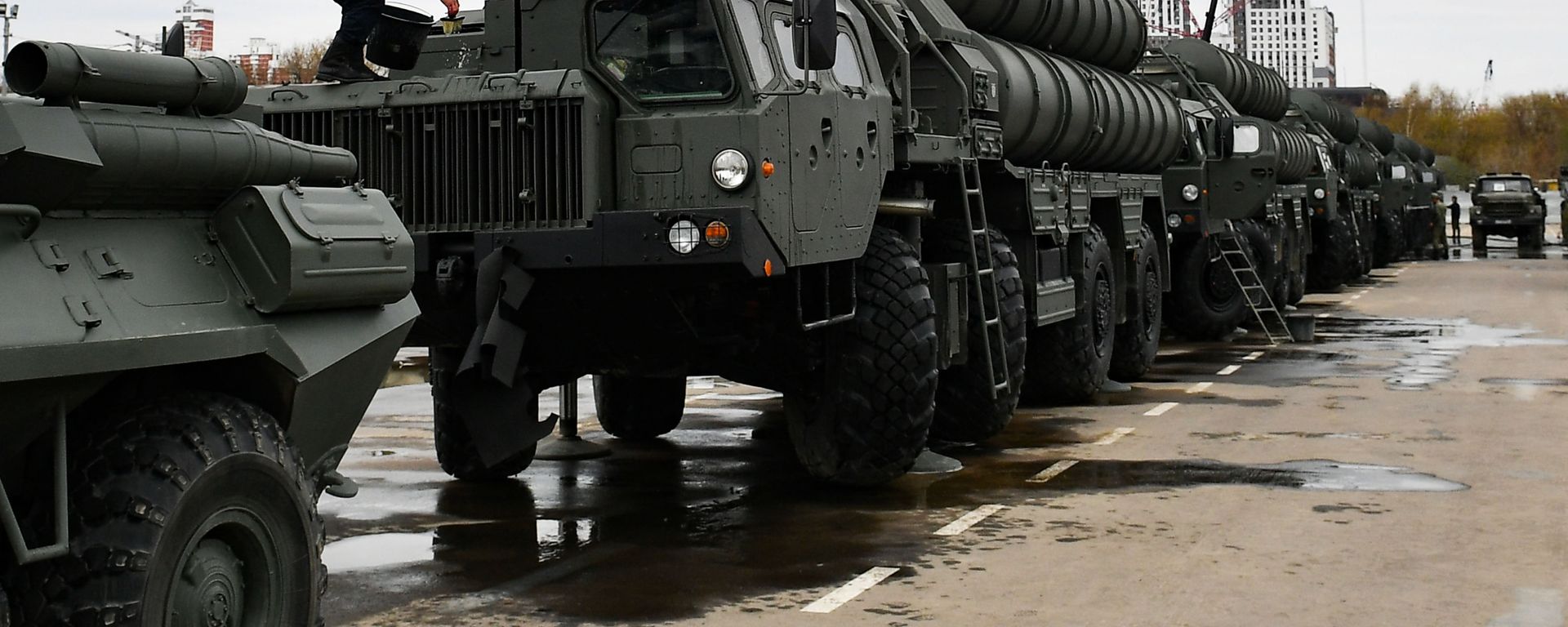Транспортно-пусковые установки зенитного ракетного комплекса С-400 Триумф Транспортно-пусковые установки зенитного ракетного комплекса С-400 Триумф - Sputnik Армения, 1920, 21.02.2021