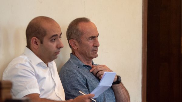 Роберт Кочарян с адвокатом Ованнесом Худояном на заседании суда по вопросу частичного снятия ареста с его имущества (24 июля 2019). Еревaн - Sputnik Армения