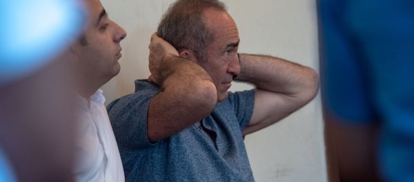 Роберт Кочарян с адвокатом Ованнесом Худояном на заседании суда по вопросу частичного снятия ареста с его имущества (24 июля 2019). Еревaн Роберт Кочарян с адвокатом Ованнесом Худояном на заседании суда по вопросу частичного снятия ареста с его имущества (24 июля 2019). Еревaн - Sputnik Армения