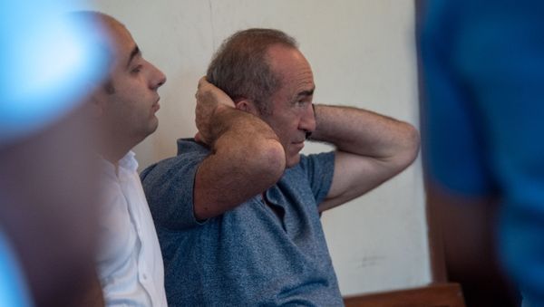 Роберт Кочарян с адвокатом Ованнесом Худояном на заседании суда по вопросу частичного снятия ареста с его имущества (24 июля 2019). Еревaн - Sputnik Армения