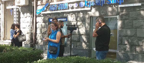 Журналисты у офиса тур.компании A&R Tour (25 июля 2019). Еревaн - Sputnik Արմենիա