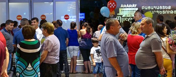 Встречающие спец.рейса из Хургады в аэропорту Звартноц (26 июля 2019). Еревaн Встречающие спец.рейса из Хургады в аэропорту Звартноц (26 июля 2019). Еревaн - Sputnik Արմենիա