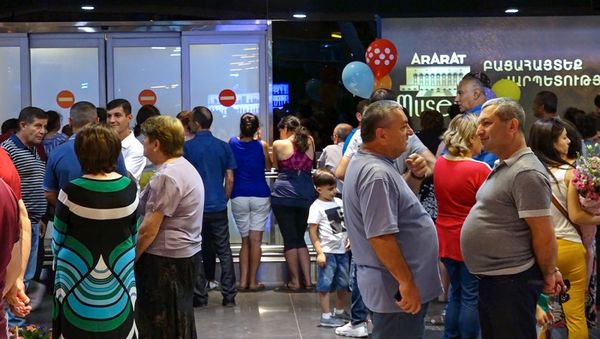 Встречающие спец.рейса из Хургады в аэропорту Звартноц (26 июля 2019). Еревaн - Sputnik Армения