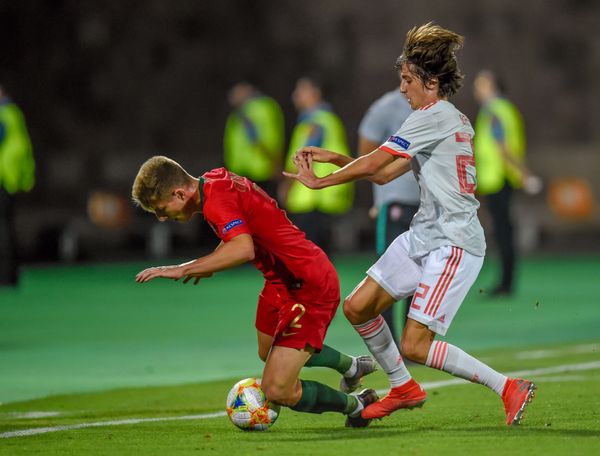 Торрес покорил Ереван: испанцы празднуют победу на ЧЕ U19 вместе с армянскими болельщиками - Sputnik Армения