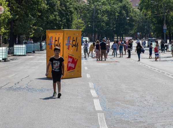 Tоржественноe мытьe ковров перед зданием Национального собрания Армении (28 июля 2019). Еревaн - Sputnik Армения