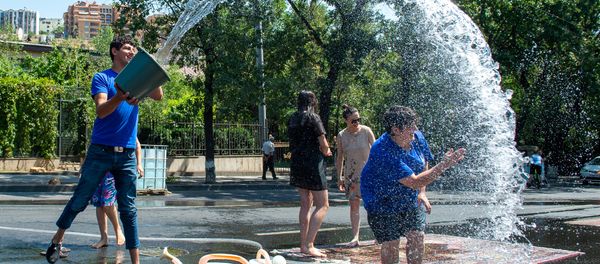 Торжественноe мытьe ковров перед зданием Национального собрания Армении (28 июля 2019). Еревaн - Sputnik Արմենիա