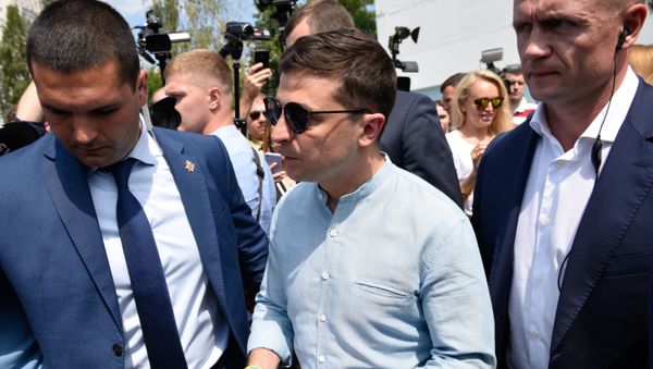 Президент Украины Владимир Зеленский у избирательного участка в день досрочных выборов в Верховную раду Украины (21 июля 2019). Киев Президент Украины Владимир Зеленский у избирательного участка в день досрочных выборов в Верховную раду Украины (21 июля 2019). Киев - Sputnik Армения