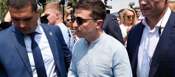 Президент Украины Владимир Зеленский у избирательного участка в день досрочных выборов в Верховную раду Украины (21 июля 2019). Киев Президент Украины Владимир Зеленский у избирательного участка в день досрочных выборов в Верховную раду Украины (21 июля 2019). Киев - Sputnik Армения