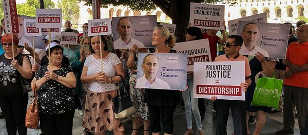 Акция протеста сторонников Роберта Кочаряна перед Домом правительства (29 июля 2019). Еревaн - Sputnik Արմենիա