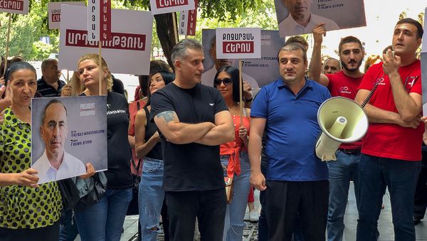 Акция протеста сторонников Роберта Кочаряна перед Домом правительства (29 июля 2019). Еревaн Акция протеста сторонников Роберта Кочаряна перед Домом правительства (29 июля 2019). Еревaн - Sputnik Армения