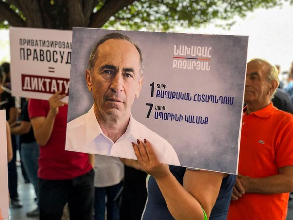 Приватизированное правосудие: сторонники Кочаряна провели акцию протеста у правительства Приватизированное правосудие: сторонники Кочаряна провели акцию протеста у правительства - Sputnik Армения