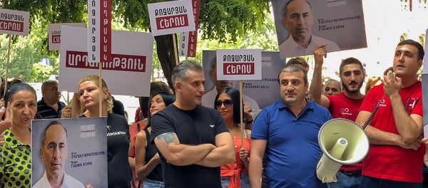 Акция протеста сторонников Роберта Кочаряна перед Домом правительства (29 июля 2019). Еревaн - Sputnik Армения