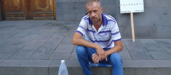 Цолак Хачатрян объявил голодовку перед Домом правительства (29 июля 2019). Еревaн Цолак Хачатрян объявил голодовку перед Домом правительства (29 июля 2019). Еревaн - Sputnik Армения