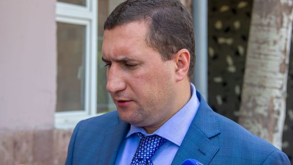 Замминистра обороны Армении Габриел Балаян во время брифинга в Республиканском сборном пункте (29 июля 2019). Еревaн - Sputnik Արմենիա