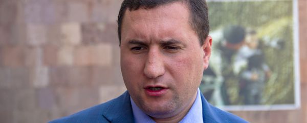 Замминистра обороны Армении Габриел Балаян во время брифинга в Республиканском сборном пункте (29 июля 2019). Еревaн - Sputnik Արմենիա