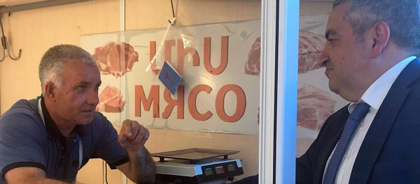 Руководитель Государственной службы по безопасности пищевых продуктов Георгий Аветисян сделал подарки продавцам мясного пассажа (29 июля 2019). Гюмри - Sputnik Արմենիա