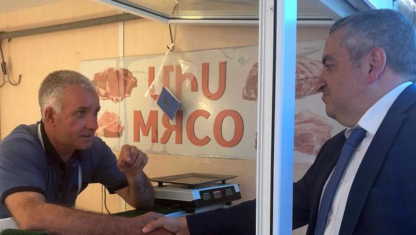 Руководитель Государственной службы по безопасности пищевых продуктов Георгий Аветисян сделал подарки продавцам мясного пассажа (29 июля 2019). Гюмри - Sputnik Армения