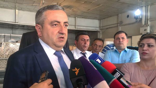 Руководитель Государственной службы по безопасности пищевых продуктов Георгий Аветисян сделал подарки продавцам мясного пассажа (29 июля 2019). Гюмри - Sputnik Արմենիա