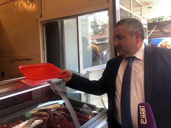 Այսուհետ Գյումրիում կիրականացվի ցիվիլ առևտուր. մսավաճառները ՍԱՏՄ ղեկավարից նվեր ստացան - Sputnik Արմենիա