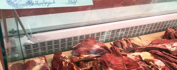 Мясо на прилавке в мясном пассаже рынка в Гюмри Мясо на прилавке в мясном пассаже рынка в Гюмри - Sputnik Армения