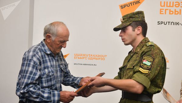 В пресс-центре Sputnik Абхазия родственникам вручили документы пяти красноармейцев, ранее числившихся в списках без вести пропавших - Sputnik Армения