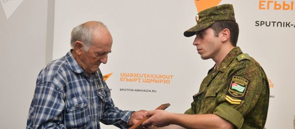 В пресс-центре Sputnik Абхазия родственникам вручили документы пяти красноармейцев, ранее числившихся в списках без вести пропавших В пресс-центре Sputnik Абхазия родственникам вручили документы пяти красноармейцев, ранее числившихся в списках без вести пропавших - Sputnik Армения