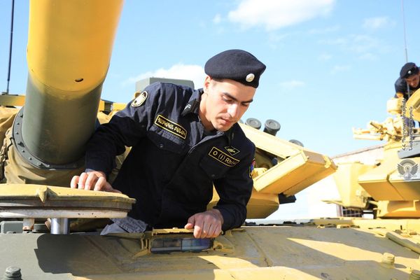 Военнослужащий армянской команды во время подготовки к международным соревнованиям Танковый биатлон-2019 на подмосковном полигоне Алабино - Sputnik Армения