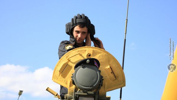 Военнослужащий армянской команды во время подготовки к международным соревнованиям Танковый биатлон-2019 на подмосковном полигоне Алабино - Sputnik Армения