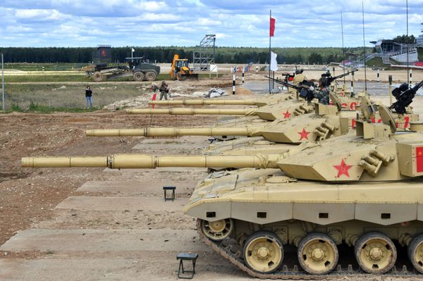 Танки Type 99 (ZTZ-99) команды армии Китая во время пристрелки по мишеням перед началом международных соревнований Танковый биатлон-2019 на подмосковном полигоне Алабино - Sputnik Армения