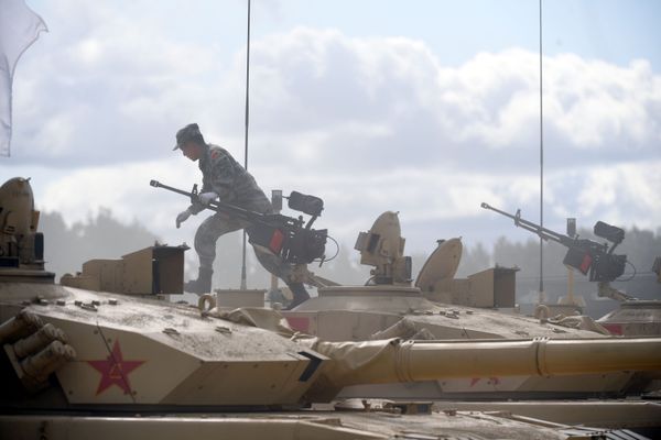 Военнослужащий команды армии Китая на танке Type 99 (ZTZ-99) во время пристрелки по мишеням перед началом международных соревнований Танковый биатлон-2019 на подмосковном полигоне Алабино - Sputnik Армения