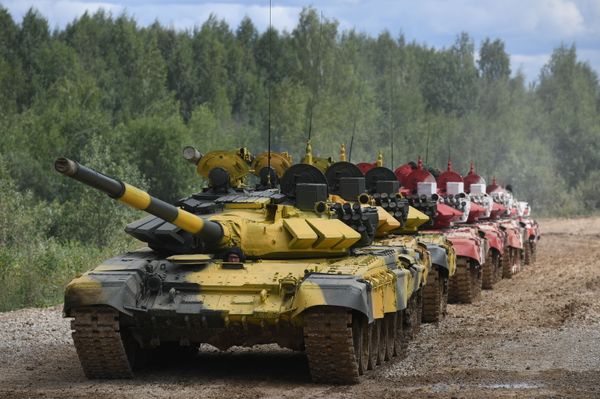 Колонна танков Т-72Б3 во время подготовки к международным соревнованиям Танковый биатлон-2019 на подмосковном полигоне Алабино - Sputnik Армения