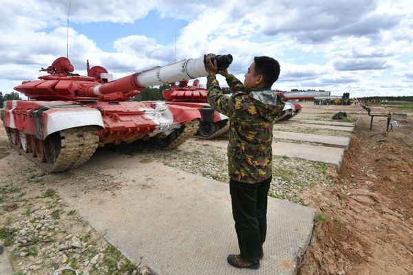 Военнослужащий команды армии Мьянмы во время пристрелки по мишеням перед началом международных соревнований Танковый биатлон-2019 на подмосковном полигоне Алабино - Sputnik Армения