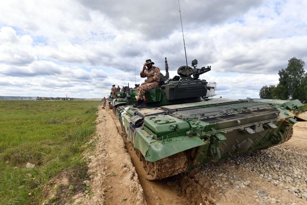 Военнослужащий на танке Т-72Б3 команды армии Ирана во время подготовки к международным соревнованиям Танковый биатлон-2019 на подмосковном полигоне Алабино - Sputnik Армения