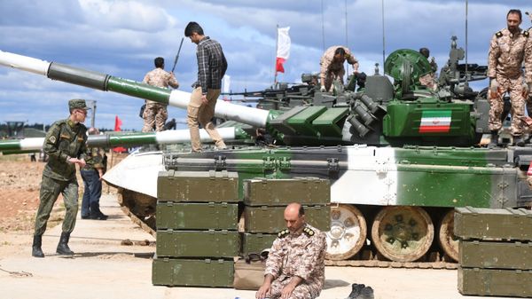 Военнослужащий у танка Т-72Б3 команды армии Ирана во время подготовки к международным соревнованиям Танковый биатлон-2019 на подмосковном полигоне Алабино - Sputnik Армения
