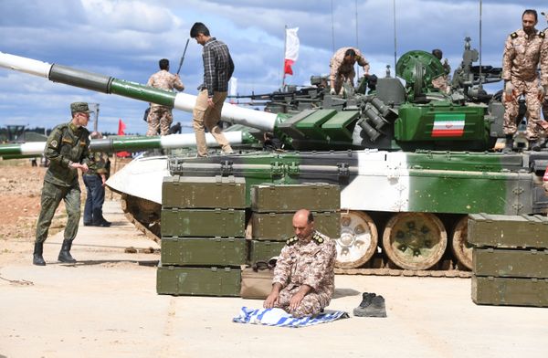Военнослужащий у танка Т-72Б3 команды армии Ирана во время подготовки к международным соревнованиям Танковый биатлон-2019 на подмосковном полигоне Алабино - Sputnik Армения