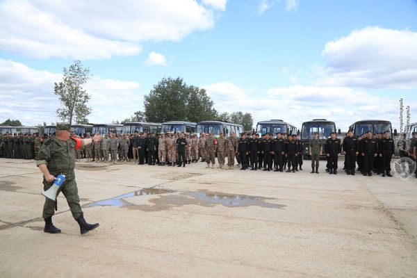 Военнослужащие стран участниц во время подготовки к международным соревнованиям Танковый биатлон-2019 на подмосковном полигоне Алабино. - Sputnik Армения
