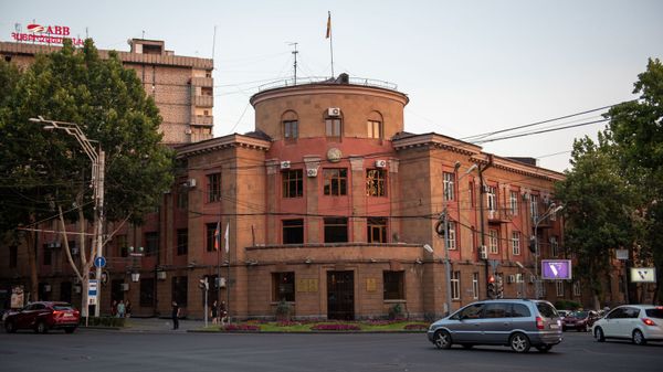 Здание административного района Кентрон на перекрестке проспекта Саят-Новы и улицы Терьяна Здание административного района Кентрон на перекрестке проспекта Саят-Новы и улицы Терьяна - Sputnik Армения