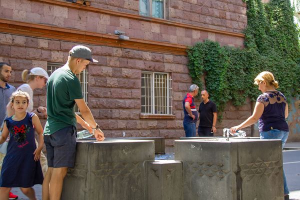 «Արևդ ապրի», «Շենանա քո կառուցողը». ամռանը ցայտաղբյուրներն օրհնանքի պակաս չեն զգում։ - Sputnik Արմենիա