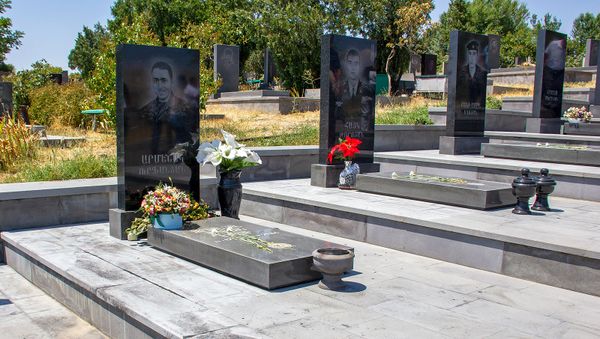 Надгробные плиты павших героев четырехдневной войны Надгробные плиты павших героев четырехдневной войны - Sputnik Армения