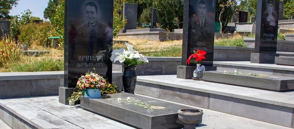 Надгробные плиты павших героев четырехдневной войны - Sputnik Արմենիա