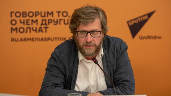 Федор Лукьянов на проекте SputnikPro в мультимедийном пресс-центре Sputnik Армения (1 августа 2019). Еревaн - Sputnik Армения