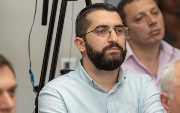 Варужан Гегамян слушает выступление Федора Лукьянова на проекте SputnikPro в мультимедийном пресс-центре Sputnik Армения (1 августа 2019). Еревaн Варужан Гегамян слушает выступление Федора Лукьянова на проекте SputnikPro в мультимедийном пресс-центре Sputnik Армения (1 августа 2019). Еревaн - Sputnik Армения