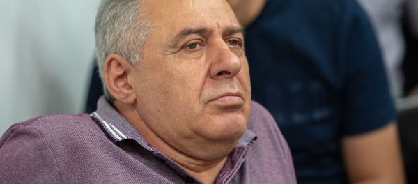 Вагаршак Арутюнян слушает выступление Федора Лукьянова на проекте SputnikPro в мультимедийном пресс-центре Sputnik Армения (1 августа 2019). Еревaн Вагаршак Арутюнян слушает выступление Федора Лукьянова на проекте SputnikPro в мультимедийном пресс-центре Sputnik Армения (1 августа 2019). Еревaн - Sputnik Армения