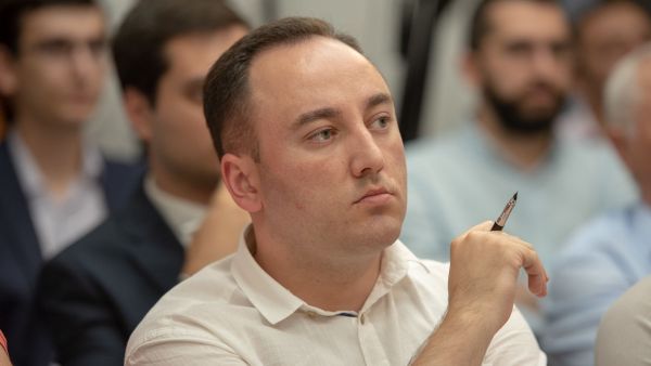 Джонни Меликян слушает выступление Федора Лукьянова на проекте SputnikPro в мультимедийном пресс-центре Sputnik Армения (1 августа 2019). Еревaн - Sputnik Արմենիա