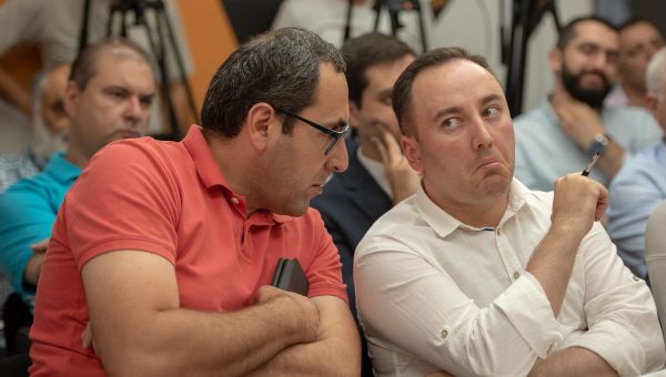 Джонни Меликян и Айк Халатян обсуждают выступление Федора Лукьянова на проекте SputnikPro в мультимедийном пресс-центре Sputnik Армения (1 августа 2019). Еревaн Джонни Меликян и Айк Халатян обсуждают выступление Федора Лукьянова на проекте SputnikPro в мультимедийном пресс-центре Sputnik Армения (1 августа 2019). Еревaн - Sputnik Армения
