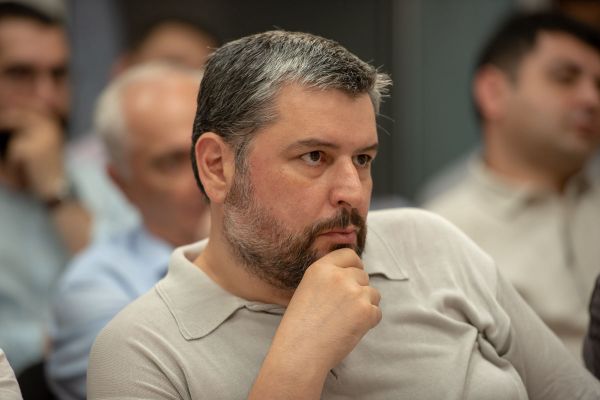 Карен Вртанесян слушает выступление Федора Лукьянова на проекте SputnikPro в мультимедийном пресс-центре Sputnik Армения (1 августа 2019). Еревaн Карен Вртанесян слушает выступление Федора Лукьянова на проекте SputnikPro в мультимедийном пресс-центре Sputnik Армения (1 августа 2019). Еревaн - Sputnik Армения
